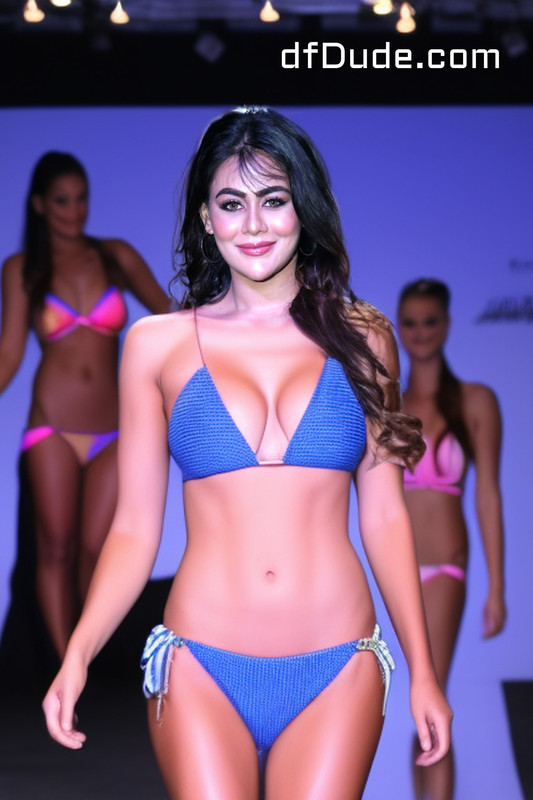 01860-4027663402-bikini-fashion-show.jpg